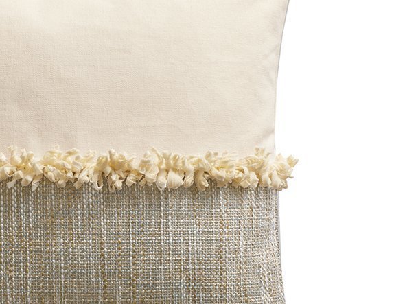 【フライミー ブラン/FLYMEe Blanc / GOODS】のBicolor Fringe Cushion / バイカラー フリンジクッション インテリア・キッズ・メンズ・レディースファッション・服の通販 founy(ファニー) 　クッション　Cushion, Throw Pillow　フェザー　Feather, Feather Detail　フリンジ　Fringe, Tassel　ホーム・キャンプ・アウトドア・お取り寄せ　Home Living / Home & Lifestyle / Camping Gear / Outdoor Camping　家具・インテリア　Home Furniture & Interior. Stylish & Functional Living Spaces　その他 インテリア雑貨、家具　Home Decor & Furniture Extras　素材感の違うテキスタイルをバイカラーに組み合わせています。|ID: prp329100001236811 ipo3291000000030214357