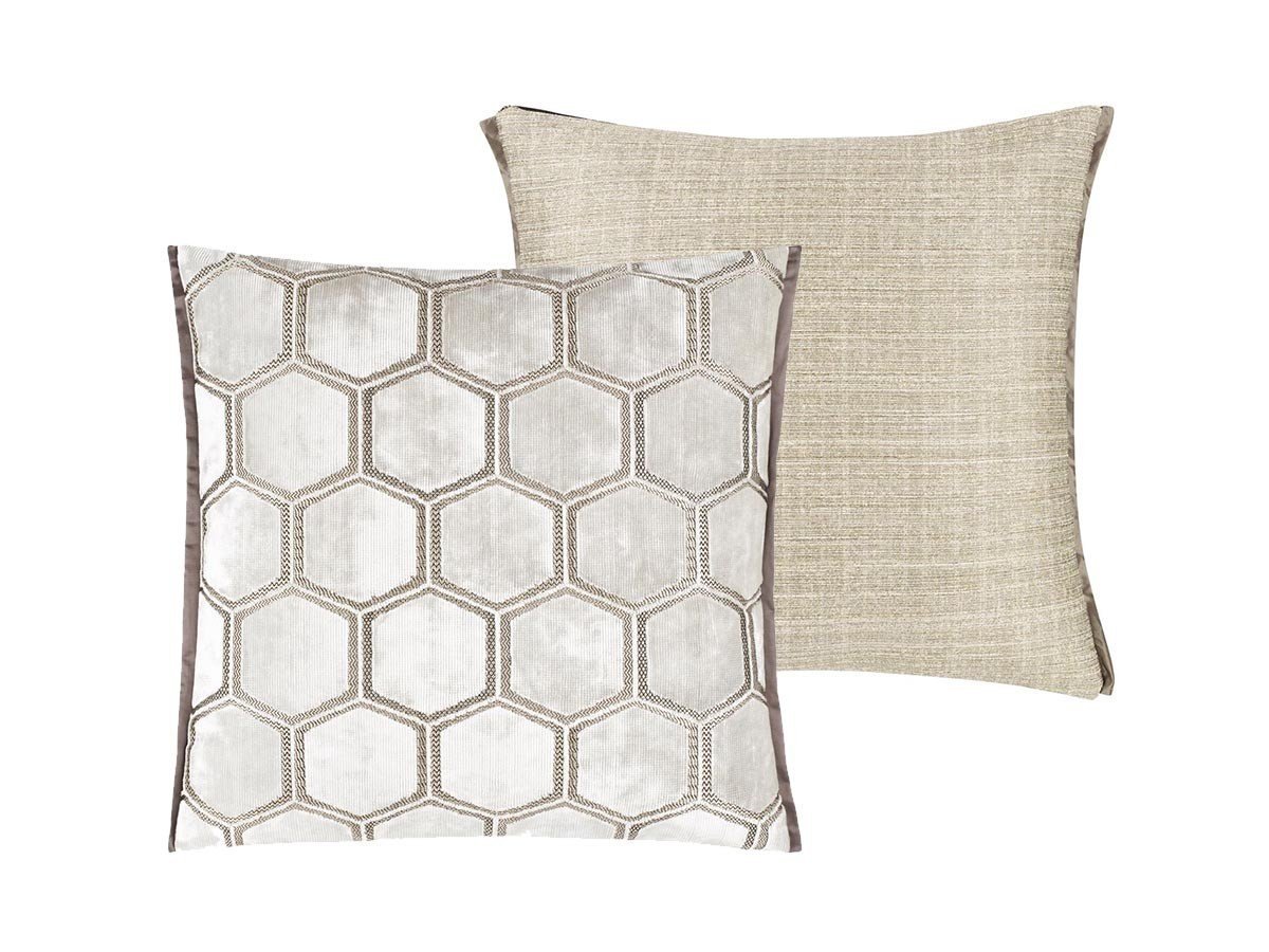 【デザイナーズ ギルド/DESIGNERS GUILD / GOODS】のManipur Cushion / マニプール クッション 43 × 43cm インテリア・キッズ・メンズ・レディースファッション・服の通販 founy(ファニー) エレガント 上品 Elegant クッション Cushion, Throw Pillow クール Cool, Chic パターン Pattern, Design Print フェザー Feather, Feather Detail ベルベット Velvet, Velvety ホーム・キャンプ・アウトドア・お取り寄せ Home Living / Home & Lifestyle / Camping Gear / Outdoor Camping 家具・インテリア Home Furniture & Interior. Stylish & Functional Living Spaces その他 インテリア雑貨、家具 Home Decor & Furniture Extras オイスター|ID: prp329100001236834 ipo3291000000035326732