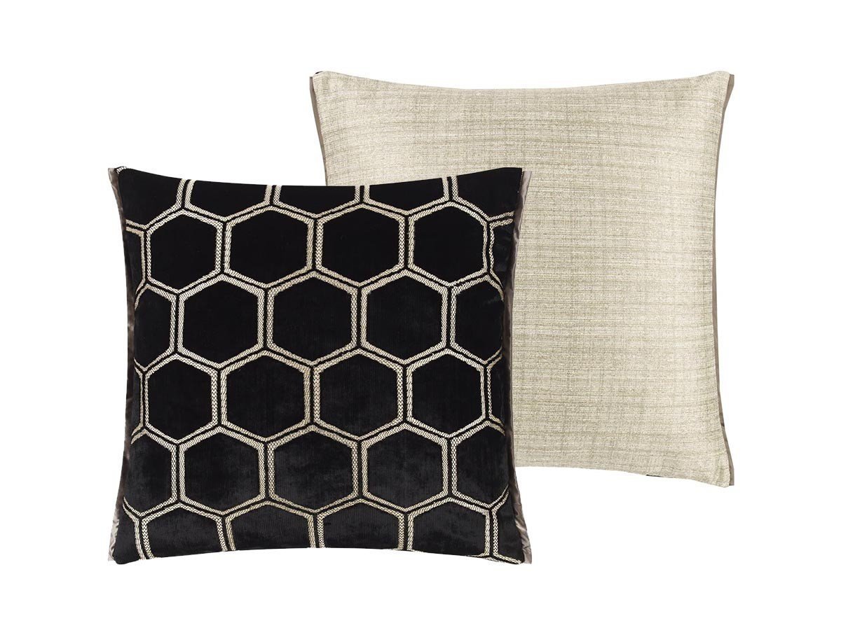 【デザイナーズ ギルド/DESIGNERS GUILD / GOODS】のManipur Cushion / マニプール クッション 43 × 43cm インテリア・キッズ・メンズ・レディースファッション・服の通販 founy(ファニー) エレガント 上品 Elegant クッション Cushion, Throw Pillow クール Cool, Chic パターン Pattern, Design Print フェザー Feather, Feather Detail ベルベット Velvet, Velvety ホーム・キャンプ・アウトドア・お取り寄せ Home Living / Home & Lifestyle / Camping Gear / Outdoor Camping 家具・インテリア Home Furniture & Interior. Stylish & Functional Living Spaces その他 インテリア雑貨、家具 Home Decor & Furniture Extras ノワール|ID: prp329100001236834 ipo3291000000035326737