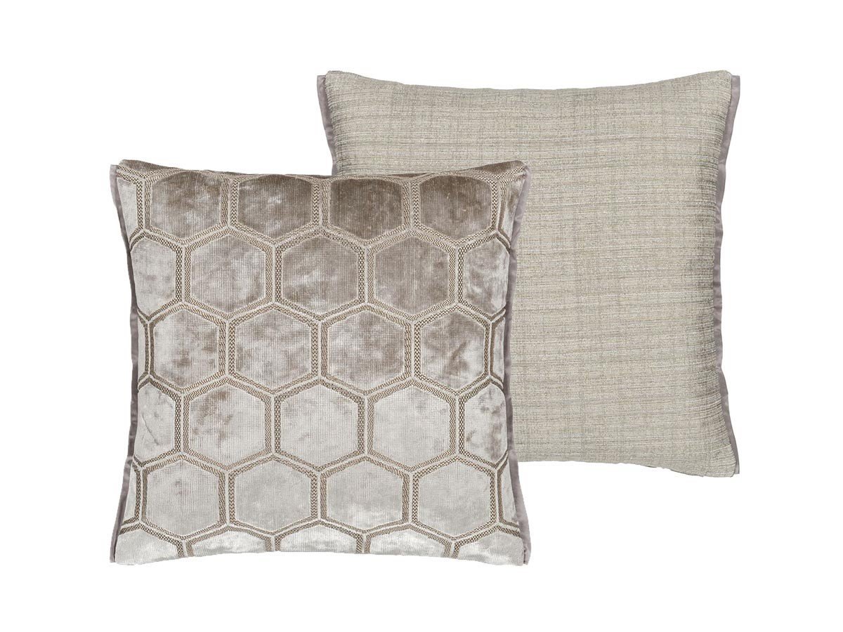 【デザイナーズ ギルド/DESIGNERS GUILD / GOODS】のManipur Cushion / マニプール クッション 43 × 43cm インテリア・キッズ・メンズ・レディースファッション・服の通販 founy(ファニー) エレガント 上品 Elegant クッション Cushion, Throw Pillow クール Cool, Chic パターン Pattern, Design Print フェザー Feather, Feather Detail ベルベット Velvet, Velvety ホーム・キャンプ・アウトドア・お取り寄せ Home Living / Home & Lifestyle / Camping Gear / Outdoor Camping 家具・インテリア Home Furniture & Interior. Stylish & Functional Living Spaces その他 インテリア雑貨、家具 Home Decor & Furniture Extras ドーヴ|ID: prp329100001236834 ipo3291000000035326740