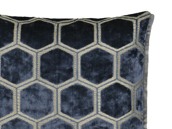 【デザイナーズ ギルド/DESIGNERS GUILD / GOODS】のManipur Cushion / マニプール クッション 43 × 43cm インテリア・キッズ・メンズ・レディースファッション・服の通販 founy(ファニー) エレガント 上品 Elegant クッション Cushion, Throw Pillow クール Cool, Chic パターン Pattern, Design Print フェザー Feather, Feather Detail ベルベット Velvet, Velvety ホーム・キャンプ・アウトドア・お取り寄せ Home Living / Home & Lifestyle / Camping Gear / Outdoor Camping 家具・インテリア Home Furniture & Interior. Stylish & Functional Living Spaces その他 インテリア雑貨、家具 Home Decor & Furniture Extras ミッドナイト(表面)|ID: prp329100001236834 ipo3291000000035326744