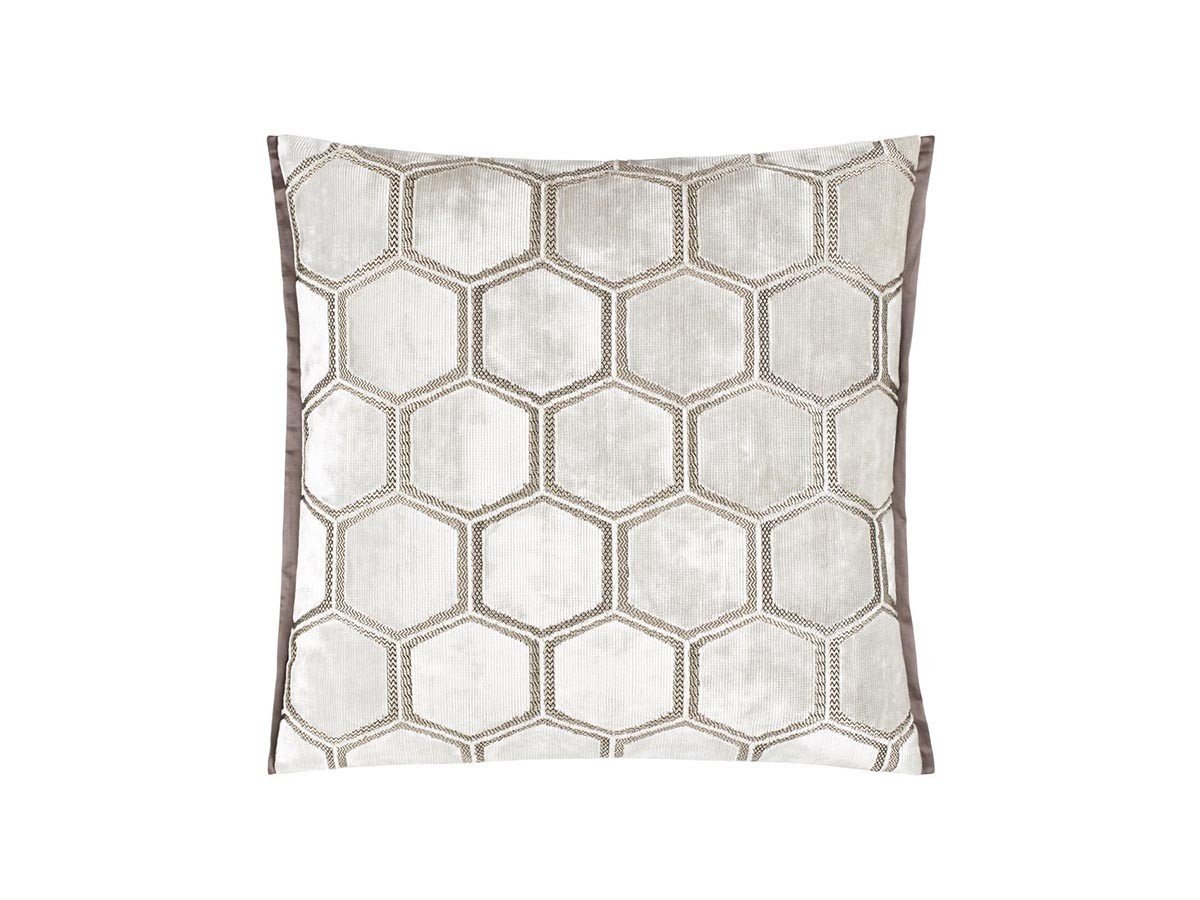 【デザイナーズ ギルド/DESIGNERS GUILD / GOODS】のManipur Cushion / マニプール クッション 43 × 43cm インテリア・キッズ・メンズ・レディースファッション・服の通販 founy(ファニー) エレガント 上品 Elegant クッション Cushion, Throw Pillow クール Cool, Chic パターン Pattern, Design Print フェザー Feather, Feather Detail ベルベット Velvet, Velvety ホーム・キャンプ・アウトドア・お取り寄せ Home Living / Home & Lifestyle / Camping Gear / Outdoor Camping 家具・インテリア Home Furniture & Interior. Stylish & Functional Living Spaces その他 インテリア雑貨、家具 Home Decor & Furniture Extras オイスター(表面)|ID: prp329100001236834 ipo3291000000035326747