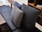 【マスターウォール/MASTERWAL / GOODS】のCUSHION B-TYPE / クッション Bタイプ マチ付 [奥]サイズ:45 × 45cm、張地:プラナ 53チャコール(ファブリック3)[中|ID: prp329100001236844 ipo3291000000035322981
