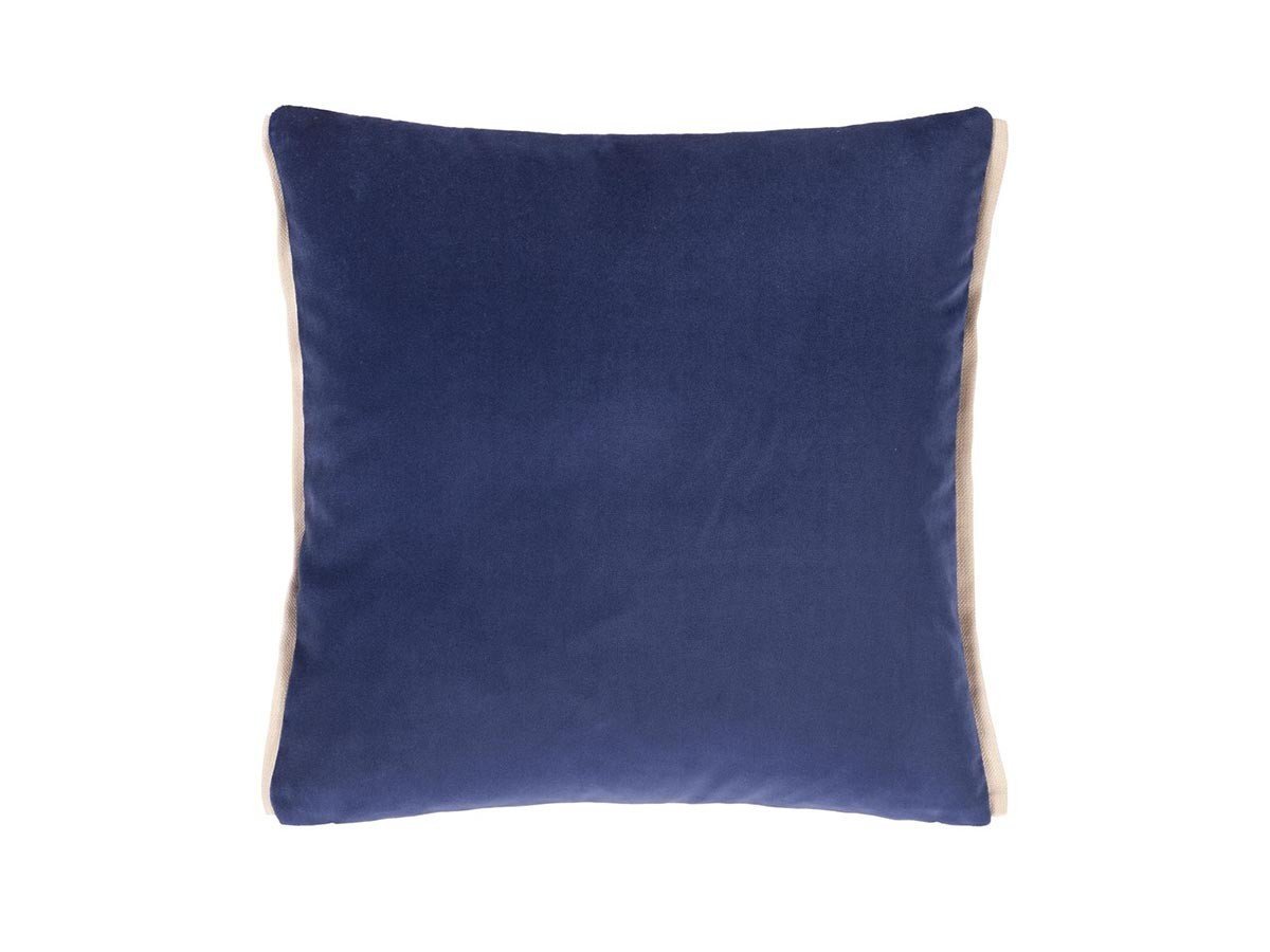 【デザイナーズ ギルド/DESIGNERS GUILD / GOODS】のVarese Cushion / バレーゼ クッション 43 × 43cm インテリア・キッズ・メンズ・レディースファッション・服の通販 founy(ファニー) 　クッション　Cushion　パターン　Pattern　フェザー　Feather　ベルベット　Velvet　リバーシブル　Reversible　ホーム・キャンプ・アウトドア・お取り寄せ　Home,Garden,Outdoor,Camping Gear　家具・インテリア　Furniture　その他 インテリア雑貨、家具　Furniture, Interior, Others　インディゴ & スモーク(表面)|ID: prp329100001236869 ipo3291000000027288571