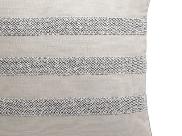 【フライミー ブラン/FLYMEe Blanc / GOODS】のTrois Cushion / トロワ クッション インテリア・キッズ・メンズ・レディースファッション・服の通販 founy(ファニー) 　クッション　Cushion, Throw Pillow　フェザー　Feather, Feather Detail　フェミニン　Feminine, Girly　ホーム・キャンプ・アウトドア・お取り寄せ　Home Living / Home & Lifestyle / Camping Gear / Outdoor Camping　家具・インテリア　Home Furniture & Interior. Stylish & Functional Living Spaces　その他 インテリア雑貨、家具　Home Decor & Furniture Extras　綿麻のナチュラルな素材感に、繊細なスパイラルブレードでフェミニンなアクセントが添えられています。|ID: prp329100001236882 ipo3291000000035322891