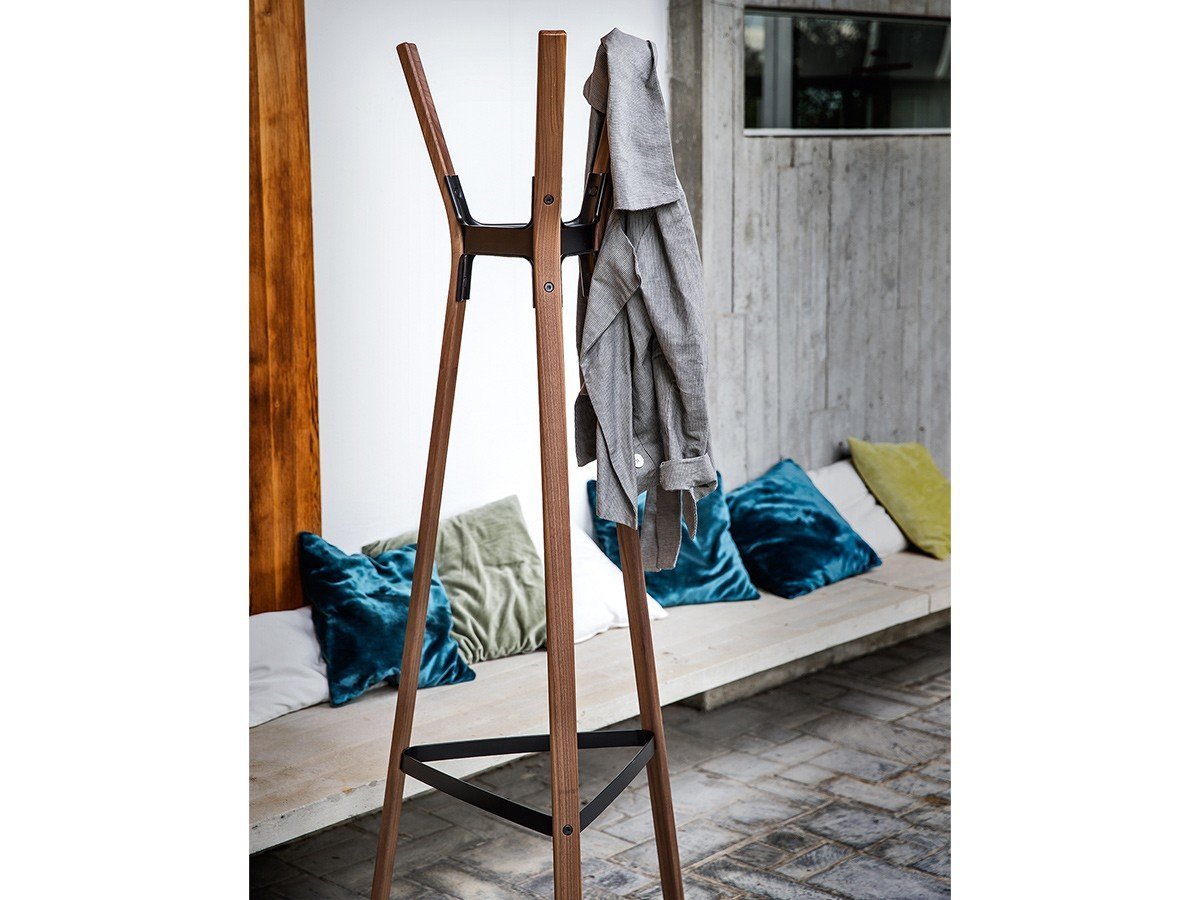 【マジス/MAGIS / GOODS】のSTEELWOOD COATSTAND / スティールウッド コートスタンド インテリア・キッズ・メンズ・レディースファッション・服の通販 founy(ファニー) 　送料無料　Free Shipping　ウッド　Wood　スタンド　Stand　ホーム・キャンプ・アウトドア・お取り寄せ　Home,Garden,Outdoor,Camping Gear　家具・インテリア　Furniture　その他 インテリア雑貨、家具　Furniture, Interior, Others　ウォルナット × ブラック|ID: prp329100001236897 ipo3291000000030256288