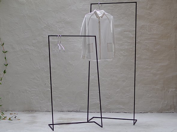 【ライフファニチャー/LIFE FURNITURE / GOODS】のIRON HANGER RACK M / アイアン ハンガーラック M インテリア・キッズ・メンズ・レディースファッション・服の通販 founy(ファニー) 　送料無料　Free Shipping　シンプル　Simple, Minimal　フレーム　Frame, Outline　ホーム・キャンプ・アウトドア・お取り寄せ　Home Living / Home & Lifestyle / Camping Gear / Outdoor Camping　家具・インテリア　Home Furniture & Interior. Stylish & Functional Living Spaces　その他 インテリア雑貨、家具　Home Decor & Furniture Extras　左:SSサイズ、右:本商品|ID: prp329100001237008 ipo3291000000030217461