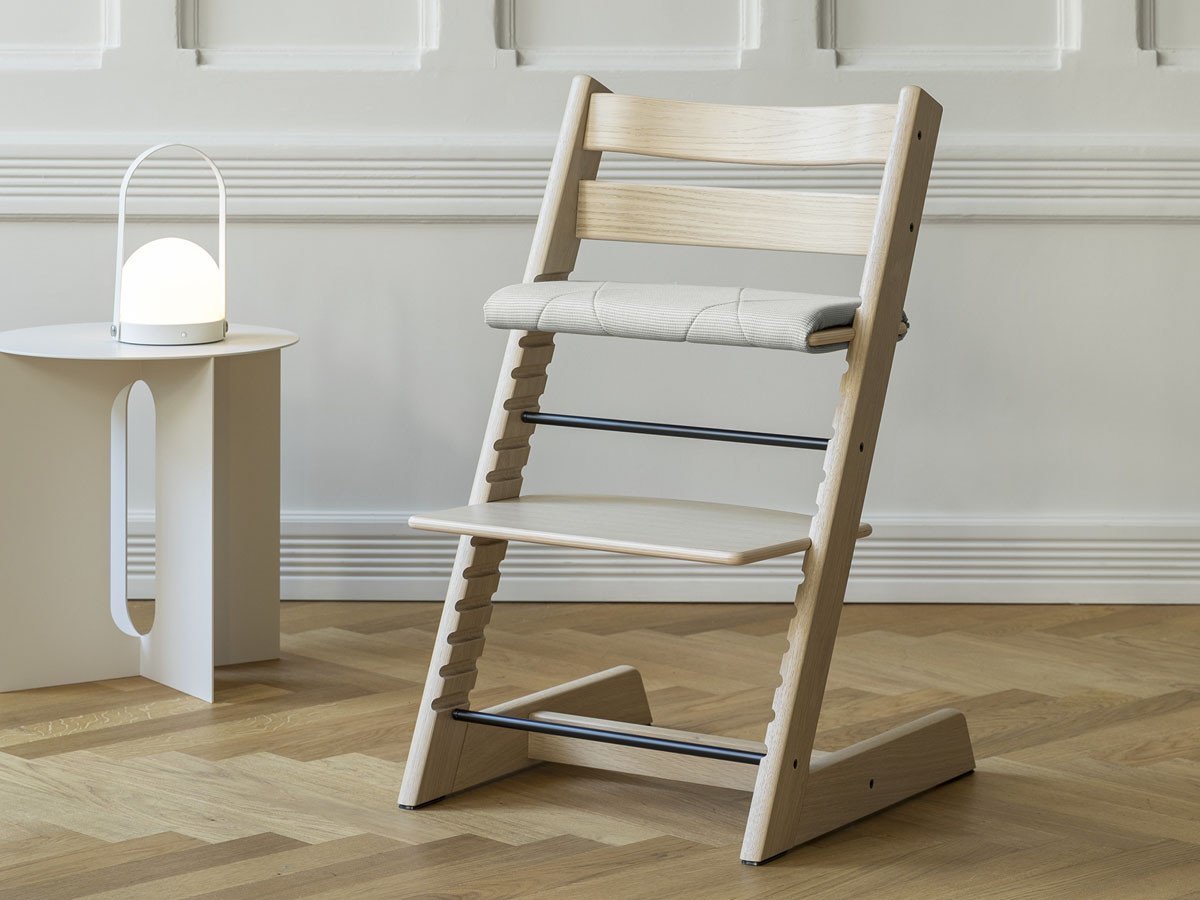 【ストッケ/STOKKE / GOODS】のTRIPP TRAPP / トリップ トラップ インテリア・キッズ・メンズ・レディースファッション・服の通販 founy(ファニー) 　アクセサリー　Accessories　クッション　Cushion　クラシック　Classic　テーブル　Table　ビーチ　Beach　ベビー　Baby　送料無料　Free Shipping　ホーム・キャンプ・アウトドア・お取り寄せ　Home,Garden,Outdoor,Camping Gear　家具・インテリア　Home Furniture & Interior. Stylish & Functional Living Spaces　キッズ家具　Kids' Furniture　キッズチェア・ベビーチェア　Kids Chair/Baby Chair　組合せ例:トリップ トラップ(オークナチュラル) + ジュニアクッション(ノルディックグレー)|ID: prp329100001241764 ipo3291000000032258620