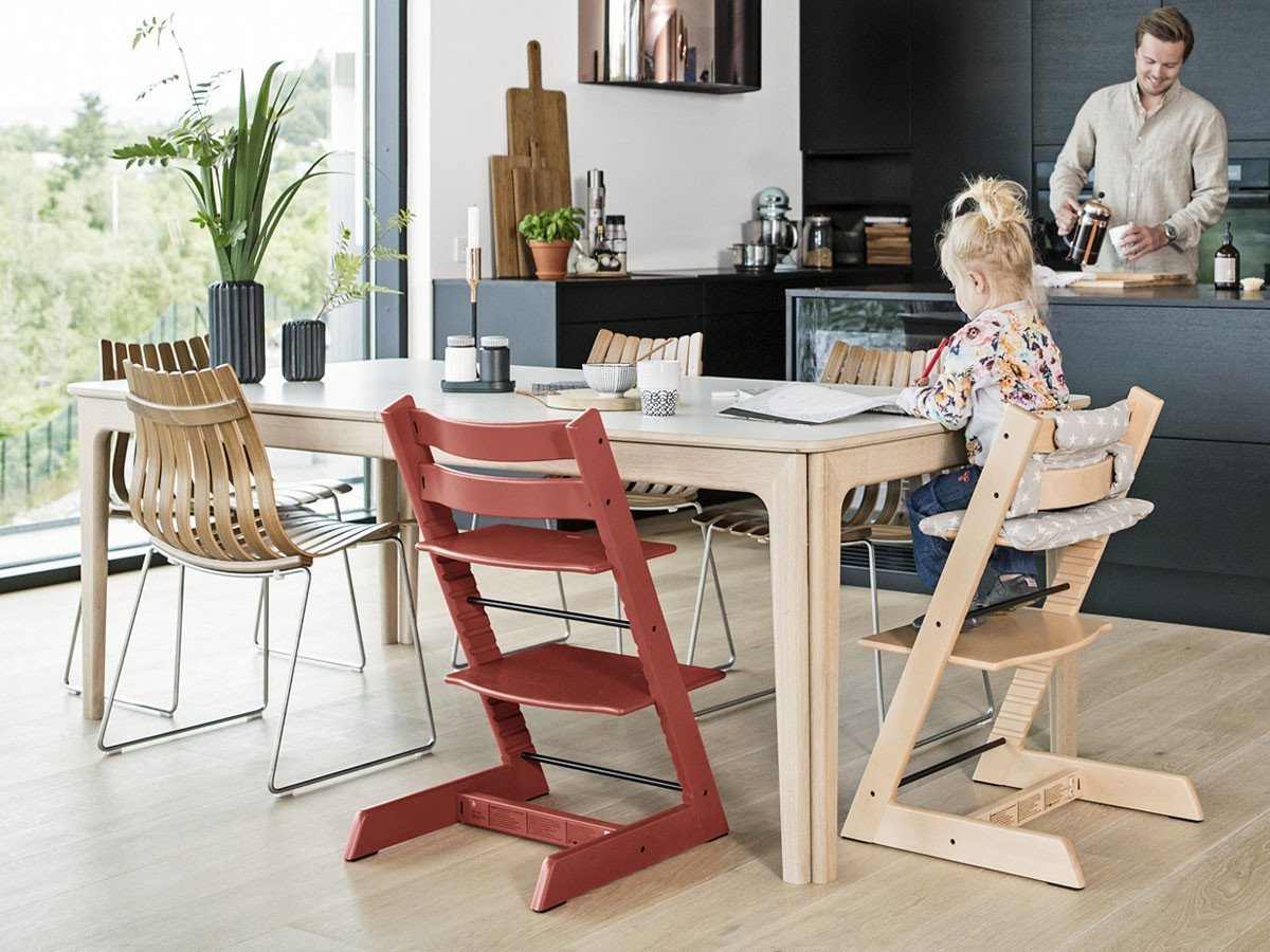 【ストッケ/STOKKE / GOODS】のTRIPP TRAPP / トリップ トラップ インテリア・キッズ・メンズ・レディースファッション・服の通販 founy(ファニー) 　アクセサリー　Accessories　クッション　Cushion　クラシック　Classic　テーブル　Table　ビーチ　Beach　ベビー　Baby　送料無料　Free Shipping　ホーム・キャンプ・アウトドア・お取り寄せ　Home,Garden,Outdoor,Camping Gear　家具・インテリア　Home Furniture & Interior. Stylish & Functional Living Spaces　キッズ家具　Kids' Furniture　キッズチェア・ベビーチェア　Kids Chair/Baby Chair　組合せ例:[左]トリップ トラップ(ウォームレッド)、[右]トリップ トラップ(ナチュラル) + ク|ID: prp329100001241764 ipo3291000000032258622