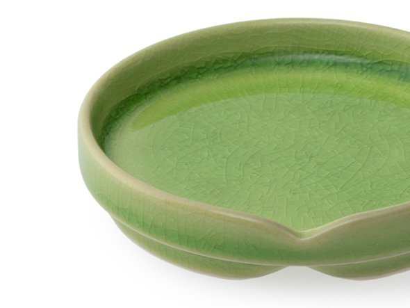 【ハス/HASU / GOODS】のGREEN CRACKLE Plate S / 緑貫入 小皿 インテリア・キッズ・メンズ・レディースファッション・服の通販 founy(ファニー) 　シンプル　Simple　テーブル　Table　フォルム　Form　プレート　Plate　エレガント 上品　Elegant　皿　Dish　緑釉の艶のある表面が盛られた品を鮮やかに引き立てる「緑貫入」の小皿。醤油皿などに活躍する小さめサイズ|ID: prp329100001461909 ipo3291000000025308258
