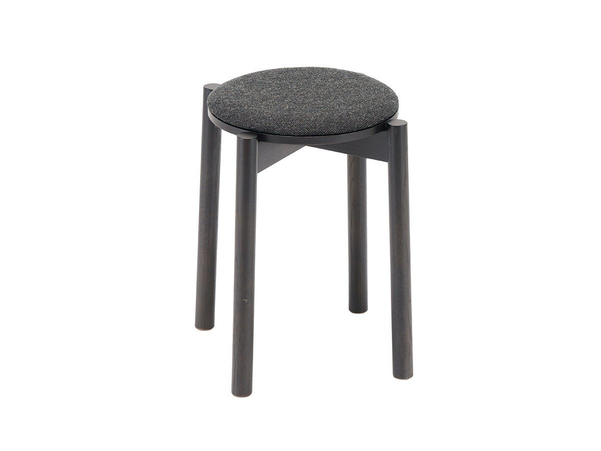 【カリモクニュースタンダード/KARIMOKU NEW STANDARD】のCASTOR STOOL PLUS PAD / キャストール スツール プラス パッド インテリア・キッズ・メンズ・レディースファッション・服の通販 founy(ファウニー) 　送料無料　Free Shipping　ホーム・キャンプ・アウトドア・お取り寄せ　Home Living / Home & Lifestyle / Camping Gear / Outdoor Camping　家具・インテリア　Home Furniture & Interior. Stylish & Functional Living Spaces　チェア・椅子　Seating & Chairs　スツール・バースツール　Stools & Bar Stools　ブラック|ID: prp329100001708325 ipo3291000000037067009