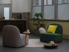 【カリモクニュースタンダード/KARIMOKU NEW STANDARD / GOODS】のPOLAR LOUNGE CHAIR L with SIDE TABLE / ポーラーラウンジチェア L ウィズサイドテーブル 左:本商品(B943 ウォームグレー / クヴァドラ・スティールカット トリオ 3)、右:タイプ違い|ID: prp329100001708330 ipo3291000000030182023