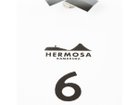 【ハモサ/HERMOSA / GOODS】のHK SQUARE CLOCK / HK スクエアクロック ロゴと一体化したイラストは、メーカーの事務所から見える江ノ島と富士山のシルエットを描いています。|ID:prp329100001758482