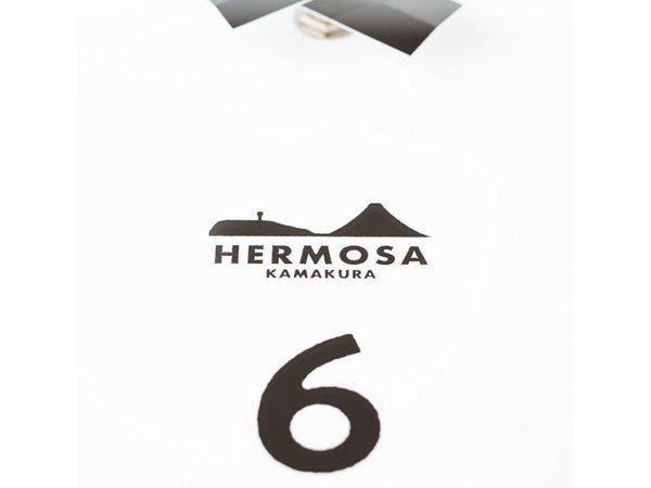 【ハモサ/HERMOSA / GOODS】のHK SQUARE CLOCK / HK スクエアクロック インテリア・キッズ・メンズ・レディースファッション・服の通販 founy(ファニー) 　送料無料　Free Shipping　おすすめ　Recommended / Our Picks　スクエア　Square, Square Shape　フレーム　Frame, Outline　ヴィンテージ　Vintage Style　時計　Watch, Wristwatch　ホーム・キャンプ・アウトドア・お取り寄せ　Home Living / Home & Lifestyle / Camping Gear / Outdoor Camping　家具・インテリア　Home Furniture & Interior. Stylish & Functional Living Spaces　その他 インテリア雑貨、家具　Home Decor & Furniture Extras　ロゴと一体化したイラストは、メーカーの事務所から見える江ノ島と富士山のシルエットを描いています。|ID: prp329100001758482 ipo3291000000030178542