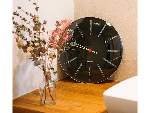 【フライミーアクセソワ/FLYMEe accessoire / GOODS】のARNE JACOBSEN Bankers Wall Clock / アルネ・ヤコブセン バンカーズ ウォールクロック 直径21cm インテリア・キッズ・メンズ・レディースファッション・服の通販 founy(ファニー) 　ガラス　Glass　テーブル　Table　時計　Clock　ブロック　Block　モダン　Modern　モノトーン　Monotone　送料無料　Free Shipping　ホーム・キャンプ・アウトドア・お取り寄せ　Home,Garden,Outdoor,Camping Gear　家具・インテリア　Furniture　その他 インテリア雑貨、家具　Furniture, Interior, Others　参考イメージ|ID: prp329100001832634 ipo3291000000030257255