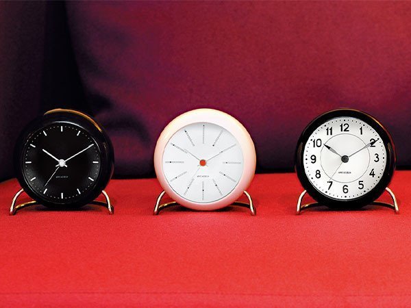 【フライミーアクセソワ/FLYMEe accessoire / GOODS】のARNE JACOBSEN Bankers Table Clock / アルネ・ヤコブセン バンカーズ テーブルクロック インテリア・キッズ・メンズ・レディースファッション・服の通販 founy(ファニー) 　ガラス　Glass　テーブル　Table　時計　Clock　モダン　Modern　送料無料　Free Shipping　ホーム・キャンプ・アウトドア・お取り寄せ　Home,Garden,Outdoor,Camping Gear　家具・インテリア　Furniture　その他 インテリア雑貨、家具　Furniture, Interior, Others　左から、「シティホール テーブルクロック」、本商品、「ステーション テーブルクロック」|ID: prp329100001832636 ipo3291000000030257270