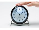 【フライミーアクセソワ/FLYMEe accessoire / GOODS】のARNE JACOBSEN City Hall Table Clock / アルネ・ヤコブセン シティホール テーブルクロック(カラーモデル) 点灯参考イメージ|ID:prp329100001832641