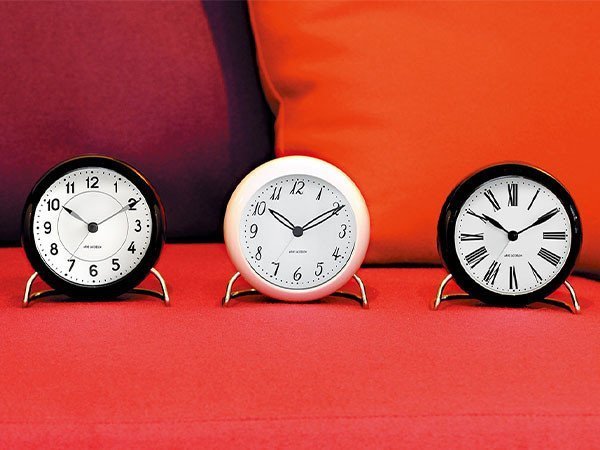 【フライミーアクセソワ/FLYMEe accessoire / GOODS】のARNE JACOBSEN Roman Table Clock / アルネ・ヤコブセン ローマン テーブルクロック インテリア・キッズ・メンズ・レディースファッション・服の通販 founy(ファニー) 　ガラス　Glass　テーブル　Table　時計　Clock　モダン　Modern　送料無料　Free Shipping　ホーム・キャンプ・アウトドア・お取り寄せ　Home,Garden,Outdoor,Camping Gear　家具・インテリア　Furniture　その他 インテリア雑貨、家具　Furniture, Interior, Others　左から、「ステーション テーブルクロック」、「LK テーブルクロック」、本商品|ID: prp329100001832645 ipo3291000000030194917