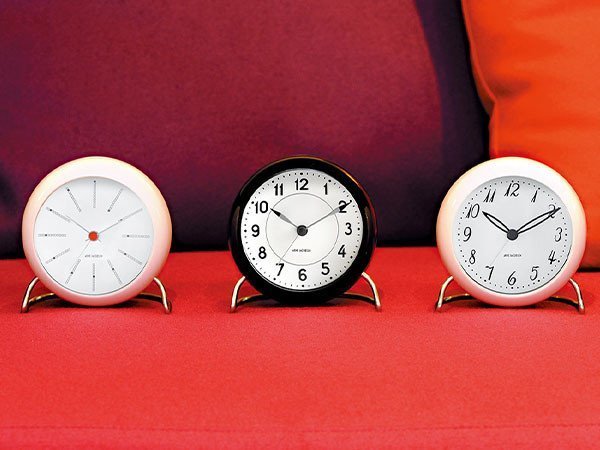 【フライミーアクセソワ/FLYMEe accessoire / GOODS】のARNE JACOBSEN LK Table Clock / アルネ・ヤコブセン LK テーブルクロック インテリア・キッズ・メンズ・レディースファッション・服の通販 founy(ファニー) 　ガラス　Glass　テーブル　Table　時計　Clock　モダン　Modern　送料無料　Free Shipping　ホーム・キャンプ・アウトドア・お取り寄せ　Home,Garden,Outdoor,Camping Gear　家具・インテリア　Furniture　その他 インテリア雑貨、家具　Furniture, Interior, Others　左から、「バンカーズ テーブルクロック」、「ステーション テーブルクロック」、本商品|ID: prp329100001832646 ipo3291000000025310218