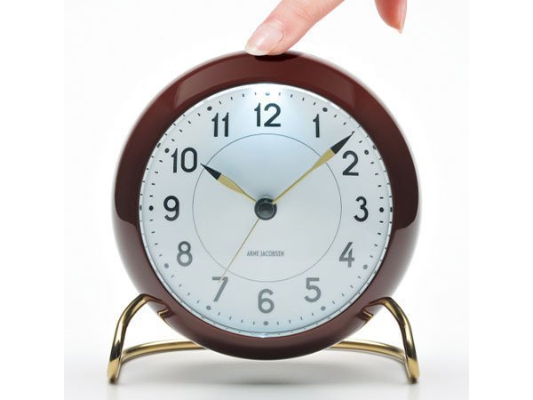 【フライミーアクセソワ/FLYMEe accessoire / GOODS】のARNE JACOBSEN Station Table Clock / アルネ・ヤコブセン ステーション テーブルクロック(カラーモデル) インテリア・キッズ・メンズ・レディースファッション・服の通販 founy(ファニー) 　ガラス　Glass　コレクション　Collection　シンプル　Simple　テーブル　Table　時計　Clock　モダン　Modern　送料無料　Free Shipping　ホーム・キャンプ・アウトドア・お取り寄せ　Home,Garden,Outdoor,Camping Gear　家具・インテリア　Furniture　その他 インテリア雑貨、家具　Furniture, Interior, Others　点灯イメージ|ID: prp329100001832650 ipo3291000000025310449