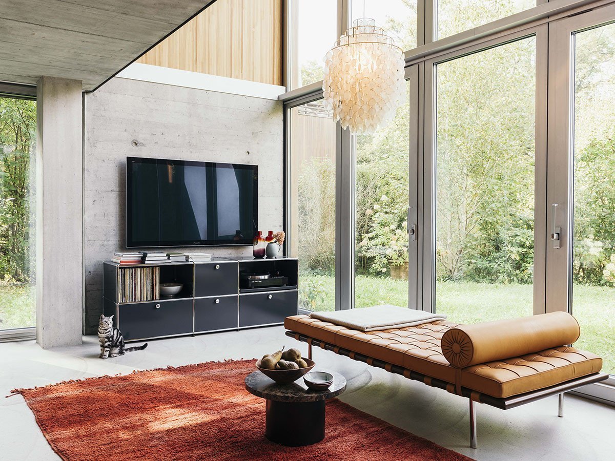 【ユーエスエム/USM / GOODS】のUSM Haller TV Board / USMハラー テレビボード W / D / H:1773 / 373 / 390mm ドロップダウンドア × 2、ディバイダーシェルフ × 1 インテリア・キッズ・メンズ・レディースファッション・服の通販 founy(ファニー) コレクション Collection, Seasonal Line シンプル Simple, Minimal ニューヨーク New York, NYC Style バランス Balance, Style Balance ボックス Boxy, Box Shape ワイド Wide, Wide Fit ホーム・キャンプ・アウトドア・お取り寄せ Home Living / Home & Lifestyle / Camping Gear / Outdoor Camping 家具・インテリア Home Furniture & Interior. Stylish & Functional Living Spaces テレビボード・テレビ台 TV Cabinets & Consoles テレビ台・TVボード Tv Board 参考イメージ|ID: prp329100001864858 ipo3291000000036647148