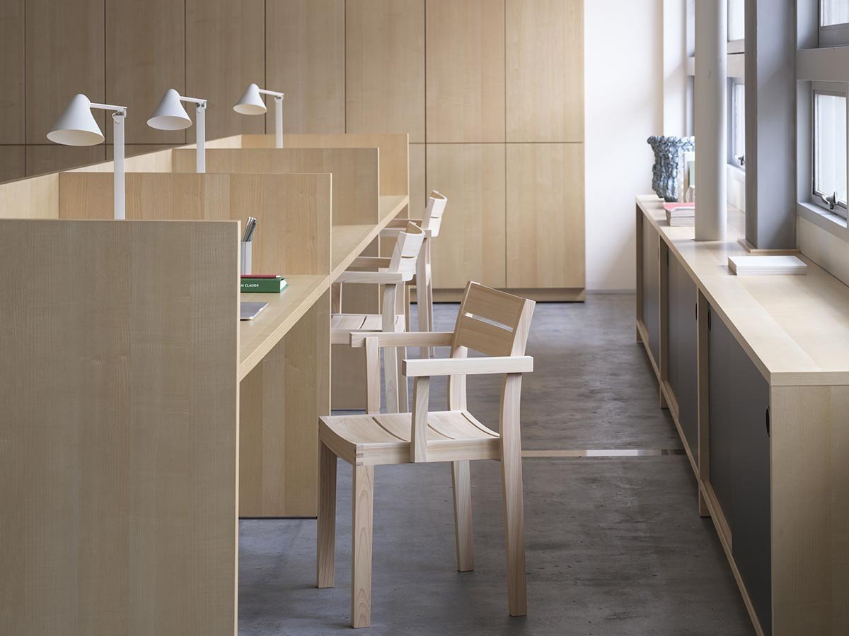 【マス/MAS / GOODS】のWK Armchair 01 / WK アームチェア 01 インテリア・キッズ・メンズ・レディースファッション・服の通販 founy(ファニー) 　送料無料　Free Shipping　クッション　Cushion, Throw Pillow　シンプル　Simple, Minimal　スリット　Slit, Slit Detail　軽量　Lightweight, Ultra Light　ホーム・キャンプ・アウトドア・お取り寄せ　Home Living / Home & Lifestyle / Camping Gear / Outdoor Camping　家具・インテリア　Home Furniture & Interior. Stylish & Functional Living Spaces　チェア・椅子　Seating & Chairs　ダイニングチェア・木製チェア　Dining Chairs　ホーム・キャンプ・アウトドア・お取り寄せ　Home Living / Home & Lifestyle / Camping Gear / Outdoor Camping　家具・インテリア　Home Furniture & Interior. Stylish & Functional Living Spaces　チェア・椅子　Seating & Chairs　アームチェア・アクセントチェア　Armchairs & Accent Chairs　写真クレジット:大谷 宗平 / Sohei Oya|ID: prp329100001937577 ipo3291000000036279811