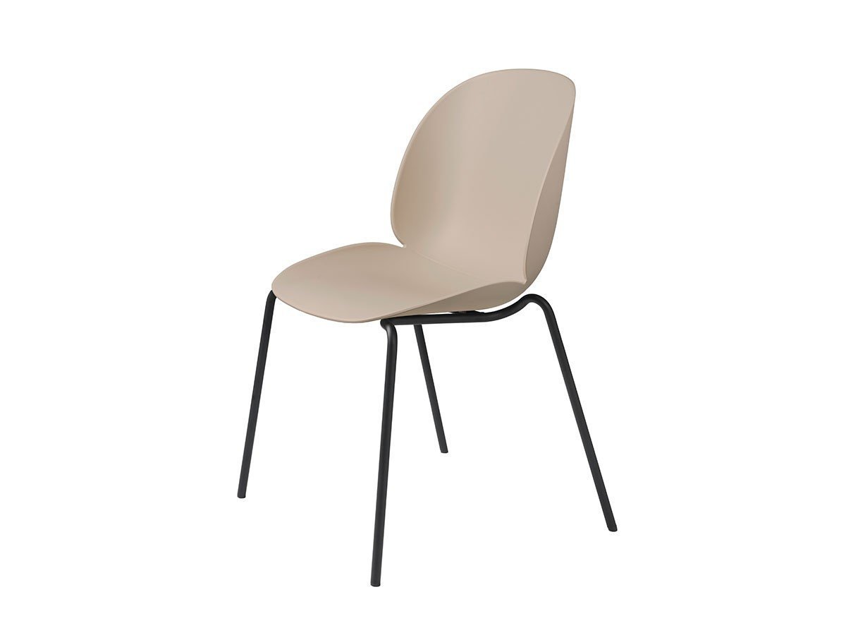 【グビ/GUBI / GOODS】のBeetle Dining Chair Stackable / ビートル スタッキングチェア(ブラックマットベース) インテリア・キッズ・メンズ・レディースファッション・服の通販 founy(ファニー) 　テクスチャー　Texture　フォーマル　Formal　ホーム・キャンプ・アウトドア・お取り寄せ　Home,Garden,Outdoor,Camping Gear　家具・インテリア　Furniture　チェア・椅子　Chair　ダイニングチェア　Dining Chair　シェルニューベージュ|ID: prp329100001982515 ipo3291000000011877657