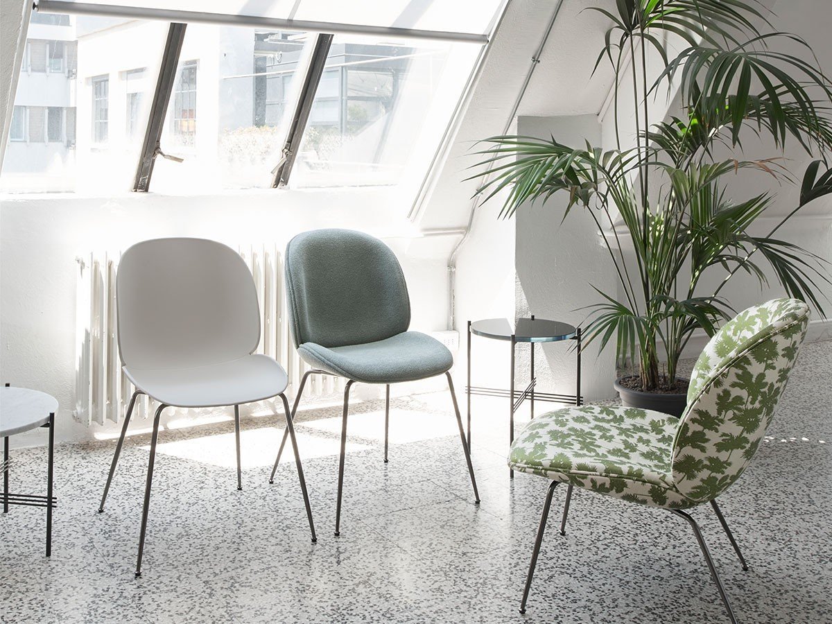 【グビ/GUBI / GOODS】のBeetle Dining Chair Stackable / ビートル スタッキングチェア(ブラックマットベース) インテリア・キッズ・メンズ・レディースファッション・服の通販 founy(ファニー) 　テクスチャー　Texture, Textured Fabric　フォーマル　Formal, Dressy　ホーム・キャンプ・アウトドア・お取り寄せ　Home Living / Home & Lifestyle / Camping Gear / Outdoor Camping　家具・インテリア　Home Furniture & Interior. Stylish & Functional Living Spaces　チェア・椅子　Seating & Chairs　ダイニングチェア・木製チェア　Dining Chairs　参考イメージ|ID: prp329100001982515 ipo3291000000033487014