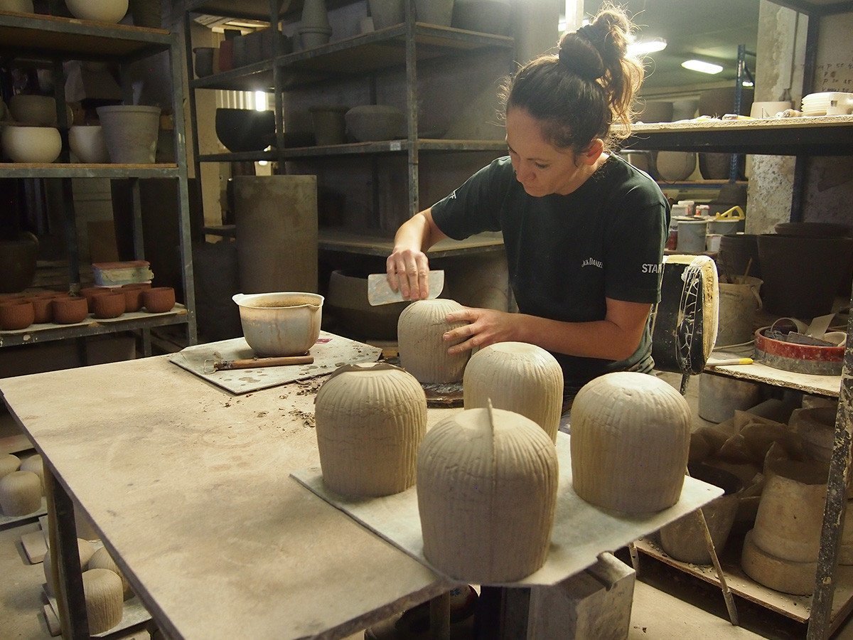 【ドマーニ/DOMANI / GOODS】のMinsk / ミンスク ポット 16cm インテリア・キッズ・メンズ・レディースファッション・服の通販 founy(ファニー) バランス Balance, Style Balance ホーム・キャンプ・アウトドア・お取り寄せ Home Living / Home & Lifestyle / Camping Gear / Outdoor Camping 家具・インテリア Home Furniture & Interior. Stylish & Functional Living Spaces その他 インテリア雑貨、家具 Home Decor & Furniture Extras 型から外した後、はみ出した粘土を丁寧に削り仕上げていきます。工程に機械を使用しても、最終的には人の手|ID: prp329100002006540 ipo3291000000036115992