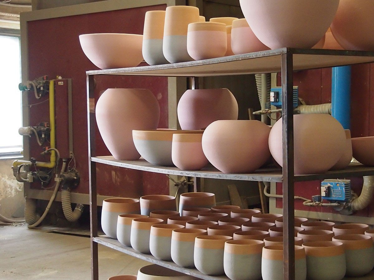 【ドマーニ/DOMANI / GOODS】のMinsk / ミンスク ポット 16cm インテリア・キッズ・メンズ・レディースファッション・服の通販 founy(ファニー) バランス Balance, Style Balance ホーム・キャンプ・アウトドア・お取り寄せ Home Living / Home & Lifestyle / Camping Gear / Outdoor Camping 家具・インテリア Home Furniture & Interior. Stylish & Functional Living Spaces その他 インテリア雑貨、家具 Home Decor & Furniture Extras オーブンに入る順番を待つ、MINSKをはじめとする楽焼きのポット達。この状態では最終的に何色に仕上が|ID: prp329100002006540 ipo3291000000036115995