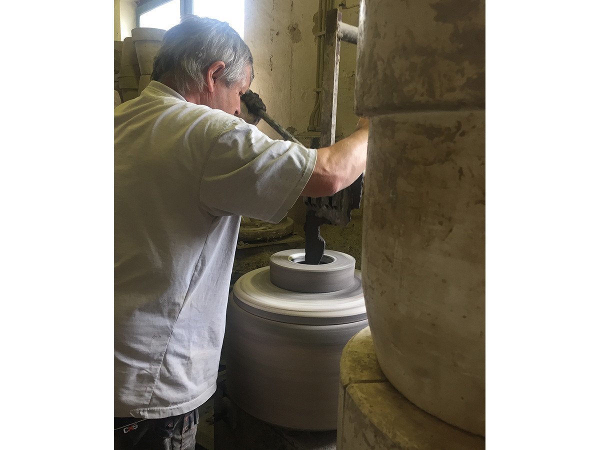 【ドマーニ/DOMANI / GOODS】のMinsk / ミンスク ベース 31cm インテリア・キッズ・メンズ・レディースファッション・服の通販 founy(ファニー) 　バランス　Balance, Style Balance　送料無料　Free Shipping　ホーム・キャンプ・アウトドア・お取り寄せ　Home Living / Home & Lifestyle / Camping Gear / Outdoor Camping　家具・インテリア　Home Furniture & Interior. Stylish & Functional Living Spaces　その他 インテリア雑貨、家具　Home Decor & Furniture Extras　土を型に入れた後、機械にセットして回しながら内側からナイフで成形していく技法。とても特殊なテクニック|ID: prp329100002006543 ipo3291000000036115599