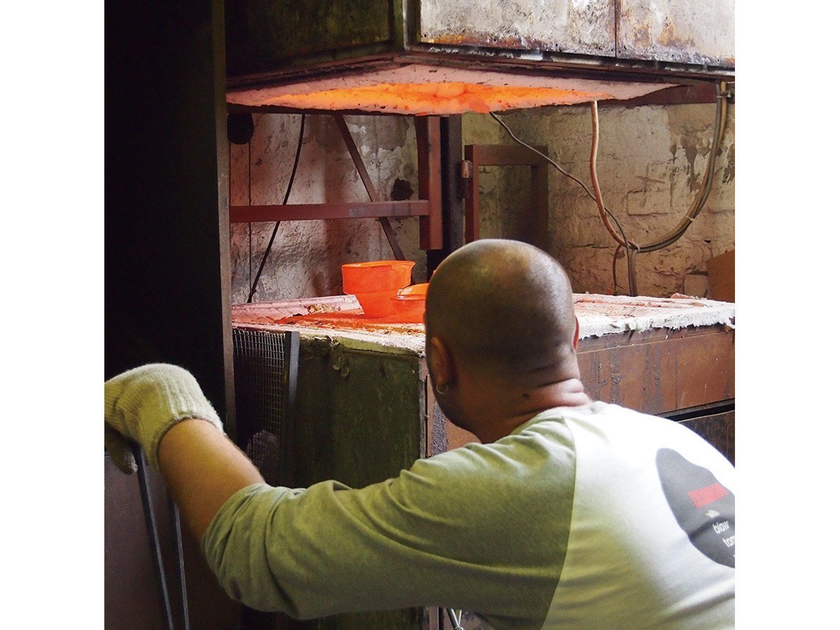 【ドマーニ/DOMANI / GOODS】のMinsk / ミンスク ベース 31cm インテリア・キッズ・メンズ・レディースファッション・服の通販 founy(ファニー) 　バランス　Balance, Style Balance　送料無料　Free Shipping　ホーム・キャンプ・アウトドア・お取り寄せ　Home Living / Home & Lifestyle / Camping Gear / Outdoor Camping　家具・インテリア　Home Furniture & Interior. Stylish & Functional Living Spaces　その他 インテリア雑貨、家具　Home Decor & Furniture Extras　(4)900～1000度に熱します。職人は次の工程へのタイミングを見計らっています。|ID: prp329100002006543 ipo3291000000036115614