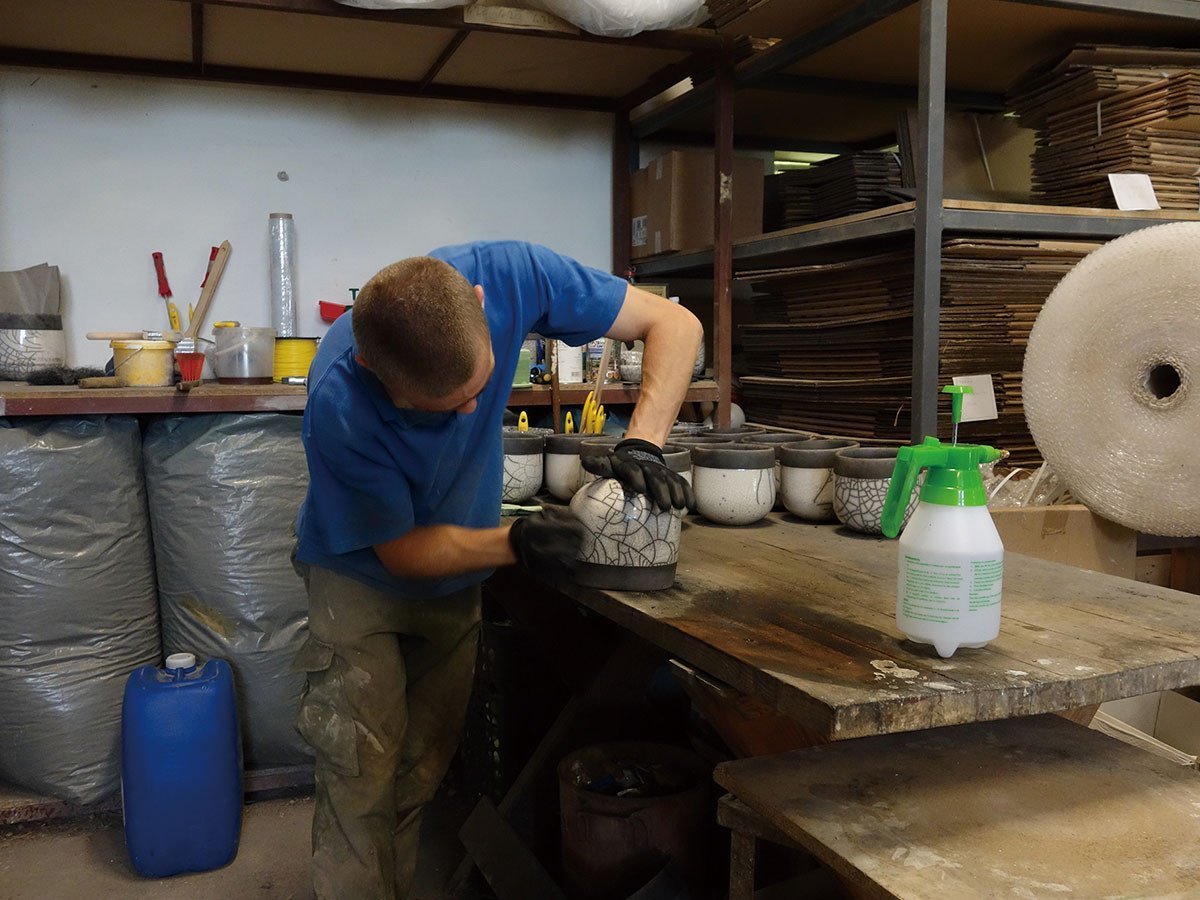 【ドマーニ/DOMANI / GOODS】のMinsk / ミンスク ベース 31cm インテリア・キッズ・メンズ・レディースファッション・服の通販 founy(ファニー) 　バランス　Balance, Style Balance　送料無料　Free Shipping　ホーム・キャンプ・アウトドア・お取り寄せ　Home Living / Home & Lifestyle / Camping Gear / Outdoor Camping　家具・インテリア　Home Furniture & Interior. Stylish & Functional Living Spaces　その他 インテリア雑貨、家具　Home Decor & Furniture Extras　(8)丁寧に一つずつ磨いて仕上げると、美しい貫入が姿を見せます。|ID: prp329100002006543 ipo3291000000036115623