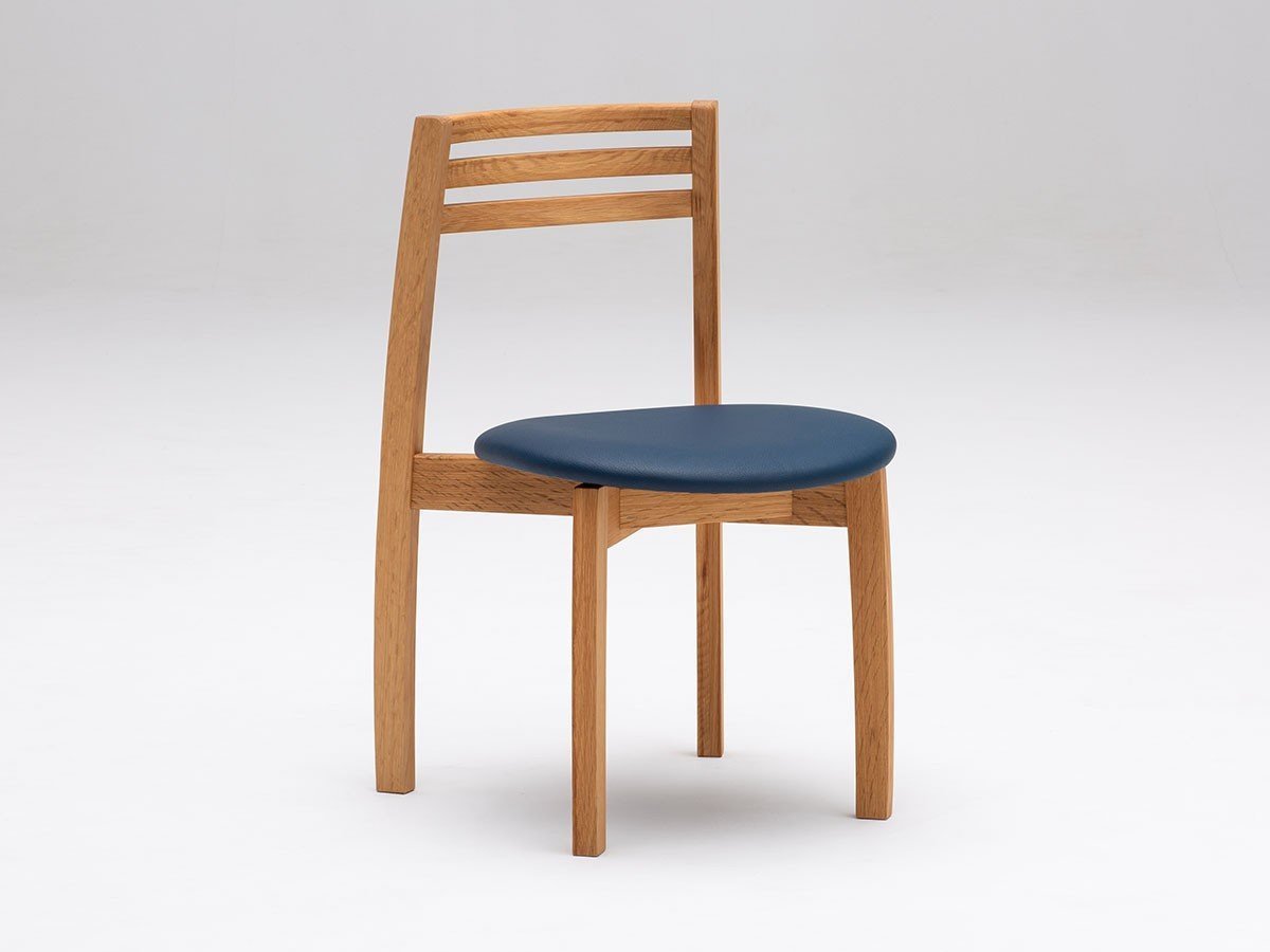 【サントリー樽ものがたり/Suntory Taru / GOODS】のSUNTORY × KARIMOKU TARURU Dining Chair / サントリー樽ものがたり by カリモク タルル ダイニングチェア(張座) インテリア・キッズ・メンズ・レディースファッション・服の通販 founy(ファニー) 　送料無料　Free Shipping　クッション　Cushion　フィット　Fit　フォルム　Form　ホーム・キャンプ・アウトドア・お取り寄せ　Home,Garden,Outdoor,Camping Gear　家具・インテリア　Furniture　チェア・椅子　Chair　ダイニングチェア　Dining Chair　張地:グランブルー|ID: prp329100002238542 ipo3291000000014204682