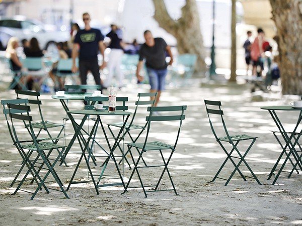 【フェルモブ/Fermob / GOODS】のBISTRO METAL CHAIR / ビストロ メタルチェアー インテリア・キッズ・メンズ・レディースファッション・服の通販 founy(ファニー) 　送料無料　Free Shipping　コンパクト　Compact　コーティング　Coating　シンプル　Simple　トレンド　Trend　パウダー　Powder　軽量　Lightweight　シダーグリーン(掲載外) 写真クレジット:TOM WATSON|ID: prp329100002259889 ipo3291000000014414967