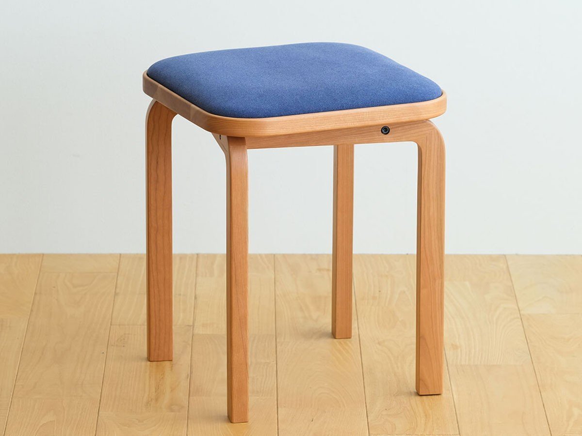 【フライミー ヴェール/FLYMEe vert / GOODS】のCOCCO STOOL / コッコ スツール インテリア・キッズ・メンズ・レディースファッション・服の通販 founy(ファニー) 　送料無料　Free Shipping　ウッド　Wood　オイル　Oil　クッション　Cushion　ホーム・キャンプ・アウトドア・お取り寄せ　Home,Garden,Outdoor,Camping Gear　家具・インテリア　Furniture　チェア・椅子　Chair　スツール　Stool　クッション張地:ラムース ディープブルー(ランク4)、ウッド:チェリー|ID: prp329100002285439 ipo3291000000028447114