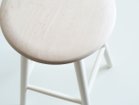 【北の住まい設計社/KITANOSUMAISEKKEISHA / GOODS】のPAS Stool / パス スツール 座板:イタヤカエデ(ソープ仕上)、脚部:ホワイト(エッグテンペラ塗装)|ID: prp329100002286816 ipo3291000000032087363