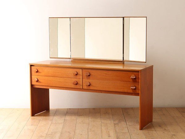 【ロイズ アンティークス/Lloyd's Antiques / GOODS】のReal Antique Stag Dressing Table / 英国アンティーク家具 スタッグ社 ドレッサー インテリア・キッズ・メンズ・レディースファッション・服の通販 founy(ファニー) https://founy.com/ アンティーク Antique スタイリッシュ Stylish バランス Balance モダン Modern ホーム・キャンプ・アウトドア・お取り寄せ Home,Garden,Outdoor,Camping Gear 家具・インテリア Furniture ミラー・ドレッサー Mirror ミラー・鏡 Mirror ホーム・キャンプ・アウトドア・お取り寄せ Home,Garden,Outdoor,Camping Gear 家具・インテリア Furniture ミラー・ドレッサー Mirror ドレッサー Dresser |ID: prp329100002343539 ipo3291000000028614806