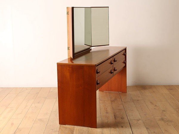 【ロイズ アンティークス/Lloyd's Antiques / GOODS】のReal Antique Stag Dressing Table / 英国アンティーク家具 スタッグ社 ドレッサー 人気、トレンドファッション・服の通販 founy(ファニー) 　アンティーク　Antique　スタイリッシュ　Stylish　バランス　Balance　モダン　Modern　ホーム・キャンプ・アウトドア・お取り寄せ　Home,Garden,Outdoor,Camping Gear　家具・インテリア　Furniture　ミラー・ドレッサー　Mirror　ミラー・鏡　Mirror　ホーム・キャンプ・アウトドア・お取り寄せ　Home,Garden,Outdoor,Camping Gear　家具・インテリア　Furniture　ミラー・ドレッサー　Mirror　ドレッサー　Dresser　other-2|ID: prp329100002343539 ipo3291000000031470487