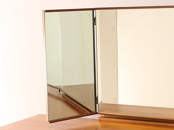 【ロイズ アンティークス/Lloyd's Antiques / GOODS】のReal Antique Stag Dressing Table / 英国アンティーク家具 スタッグ社 ドレッサー 人気、トレンドファッション・服の通販 founy(ファニー) 　アンティーク　Antique　スタイリッシュ　Stylish　バランス　Balance　モダン　Modern　ホーム・キャンプ・アウトドア・お取り寄せ　Home,Garden,Outdoor,Camping Gear　家具・インテリア　Furniture　ミラー・ドレッサー　Mirror　ミラー・鏡　Mirror　ホーム・キャンプ・アウトドア・お取り寄せ　Home,Garden,Outdoor,Camping Gear　家具・インテリア　Furniture　ミラー・ドレッサー　Mirror　ドレッサー　Dresser　other-4|ID: prp329100002343539 ipo3291000000031470489