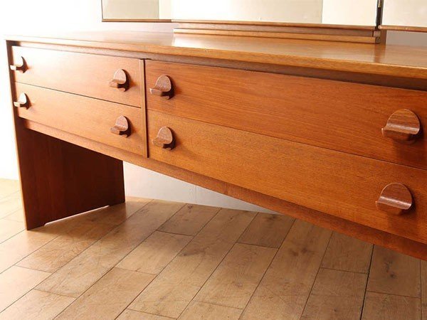 【ロイズ アンティークス/Lloyd's Antiques / GOODS】のReal Antique Stag Dressing Table / 英国アンティーク家具 スタッグ社 ドレッサー 人気、トレンドファッション・服の通販 founy(ファニー) 　アンティーク　Antique　スタイリッシュ　Stylish　バランス　Balance　モダン　Modern　ホーム・キャンプ・アウトドア・お取り寄せ　Home,Garden,Outdoor,Camping Gear　家具・インテリア　Furniture　ミラー・ドレッサー　Mirror　ミラー・鏡　Mirror　ホーム・キャンプ・アウトドア・お取り寄せ　Home,Garden,Outdoor,Camping Gear　家具・インテリア　Furniture　ミラー・ドレッサー　Mirror　ドレッサー　Dresser　other-5|ID: prp329100002343539 ipo3291000000031470490