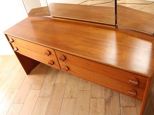 【ロイズ アンティークス/Lloyd's Antiques / GOODS】のReal Antique Stag Dressing Table / 英国アンティーク家具 スタッグ社 ドレッサー 人気、トレンドファッション・服の通販 founy(ファニー) 　アンティーク　Antique　スタイリッシュ　Stylish　バランス　Balance　モダン　Modern　ホーム・キャンプ・アウトドア・お取り寄せ　Home,Garden,Outdoor,Camping Gear　家具・インテリア　Furniture　ミラー・ドレッサー　Mirror　ミラー・鏡　Mirror　ホーム・キャンプ・アウトドア・お取り寄せ　Home,Garden,Outdoor,Camping Gear　家具・インテリア　Furniture　ミラー・ドレッサー　Mirror　ドレッサー　Dresser　other-6|ID: prp329100002343539 ipo3291000000031470491