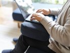 【フミ/Fumi / GOODS】のクッションでくつろぐソファ / クッションでくつろぐソファ ワイド 人気、トレンドファッション・服の通販 founy(ファニー) クッション Cushion スマート Smart ロング Long ワイド Wide ワーク Work ホーム・キャンプ・アウトドア・お取り寄せ Home,Garden,Outdoor,Camping Gear 家具・インテリア Furniture その他 インテリア雑貨、家具 Furniture, Interior, Others thumbnail 底面に合板が内蔵されていますのでノートPC使用時には補助台にもなります。|ID: prp329100002391792 ipo3291000000030203030