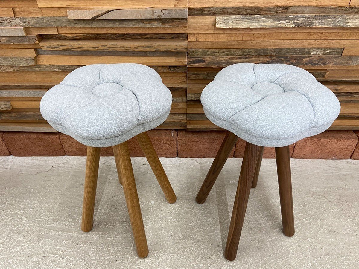 【酒見椅子店/SAKEMI ISUTEN / GOODS】のmonaca stool / モナカ スツール(ウッドベース) インテリア・キッズ・メンズ・レディースファッション・服の通販 founy(ファニー) 　送料無料　Free Shipping　おすすめ　Recommend　ウッド　Wood　カラフル　Colorful　モチーフ　Motif　ホーム・キャンプ・アウトドア・お取り寄せ　Home,Garden,Outdoor,Camping Gear　家具・インテリア　Furniture　チェア・椅子　Chair　スツール　Stool　脚部参考イメージ(右:ウォールナット、左:オーク)|ID: prp329100002471691 ipo3291000000030193113
