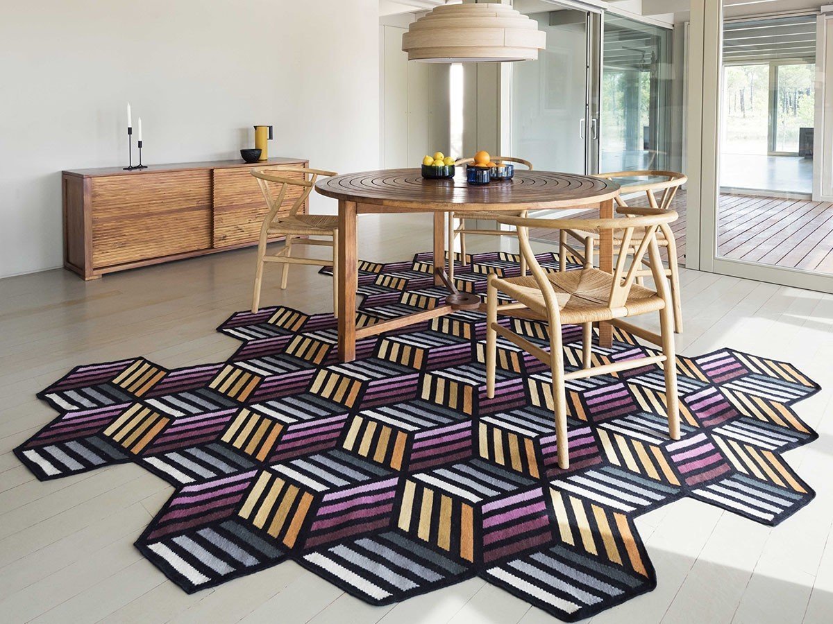 【ガン/GAN / GOODS】のPARQUET RUG / パルケット ラグ 203 × 153cm(ヘキサゴン オレンジ) インテリア・キッズ・メンズ・レディースファッション・服の通販 founy(ファニー) 　送料無料　Free Shipping　オレンジ　Orange　シンプル　Simple　ハンド　Hand　パターン　Pattern　ホーム・キャンプ・アウトドア・お取り寄せ　Home,Garden,Outdoor,Camping Gear　家具・インテリア　Furniture　その他 インテリア雑貨、家具　Furniture, Interior, Others　奥:本商品、手前:サイズ違いの「305 × 188cm」|ID: prp329100002589751 ipo3291000000030181284