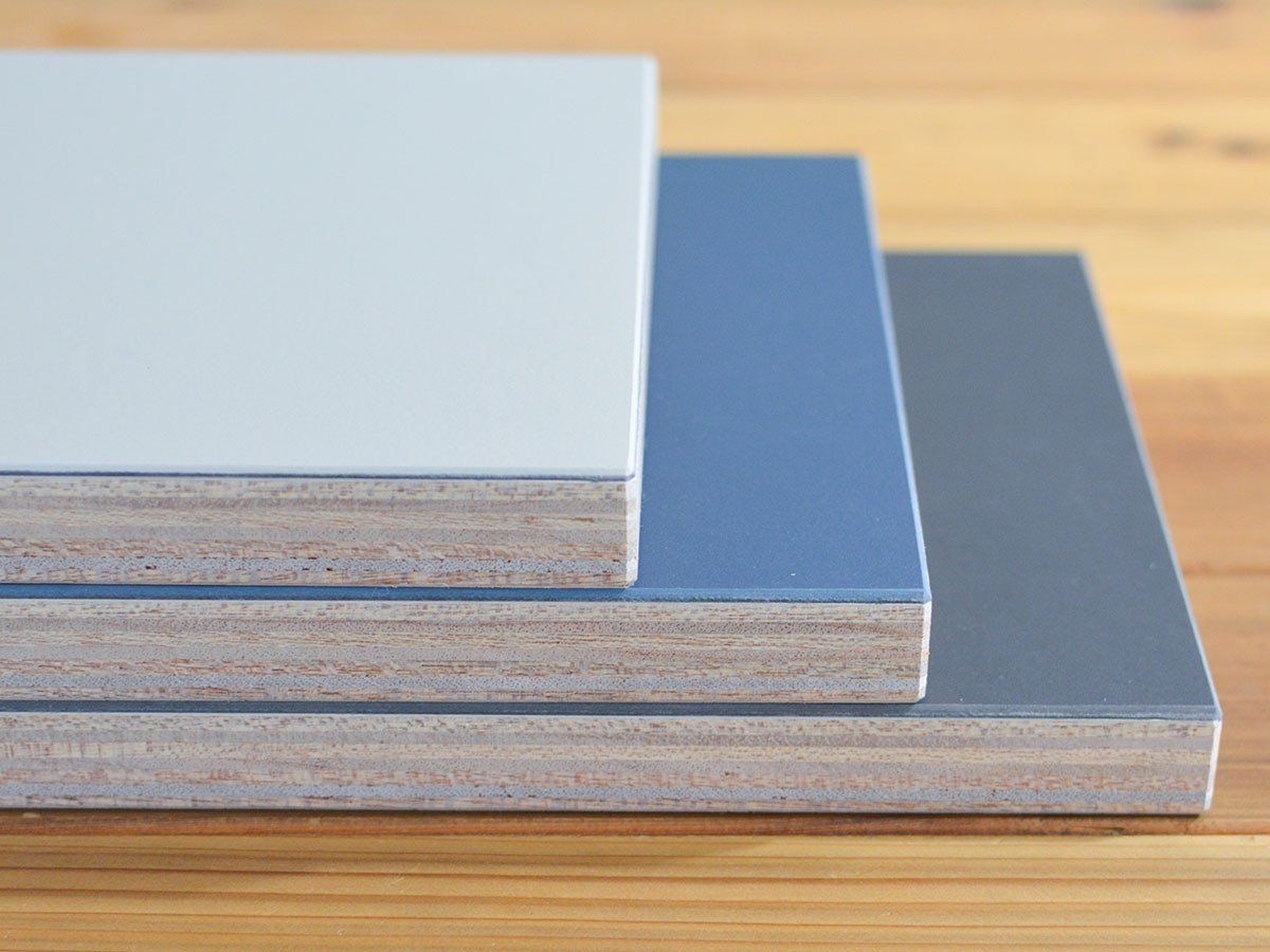 【石巻工房/Ishinomaki Laboratory / GOODS】のKOBO ST-DESK drawer / 工房 ST-デスク ドロワー付 インテリア・キッズ・メンズ・レディースファッション・服の通販 founy(ファニー) 　コルク　Cork, Cork Material　コンパクト　Compact, Small Size　抗菌　Antibacterial, Bacteria-Resistant　シンプル　Simple, Minimal　ステーショナリー　Stationery, Office Supplies　テーブル　Table, Dining Table　デスク　Desk, Work Desk　ワーク　Workwear, Utility Style　ホーム・キャンプ・アウトドア・お取り寄せ　Home Living / Home & Lifestyle / Camping Gear / Outdoor Camping　家具・インテリア　Home Furniture & Interior. Stylish & Functional Living Spaces　テーブル　Dining, Coffee & Side Tables　ダイニングテーブル・食卓テーブル　Dining Tables　(左から)ペブル、スモーキーブルー、チャコール|ID: prp329100002808048 ipo3291000000030243481
