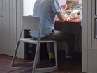 【ヴィトラ/Vitra / GOODS】のTip Ton RE / ティプ トン RE 椅子に座った時、身体の体重移動により姿勢を安定させながら前傾することができます。|ID: prp329100002922193 ipo3291000000031779590
