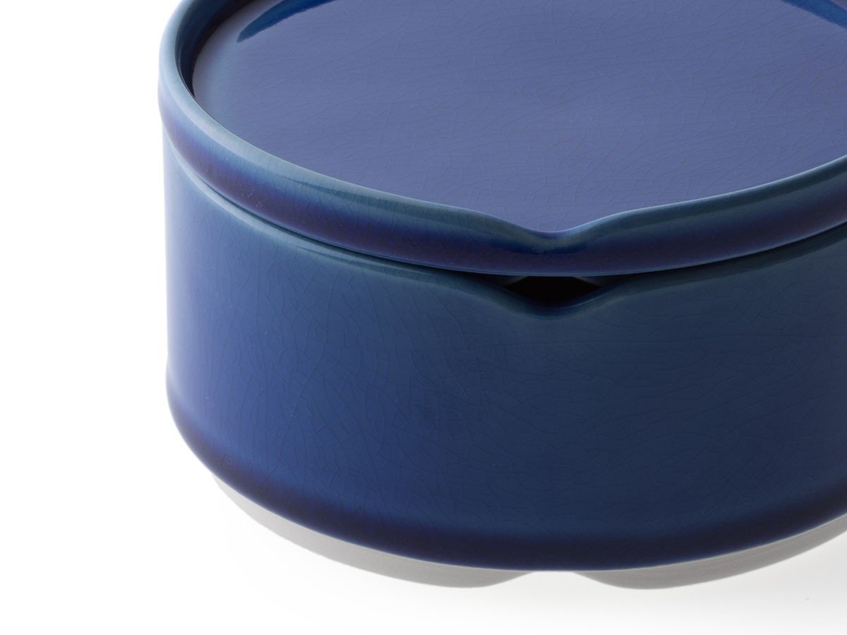 【ハス/HASU / GOODS】のAZURE CRACKLE Stacking bowl M with lid / 瑠璃貫入 蓋付重ね中鉢 インテリア・キッズ・メンズ・レディースファッション・服の通販 founy(ファニー) 　シンプル　Simple　テーブル　Table　フォルム　Form　エレガント 上品　Elegant　皿　Dish　くぼみにはスプーンなどを置くことができ、差したまま重ねることもできます。|ID: prp329100002958345 ipo3291000000030222970