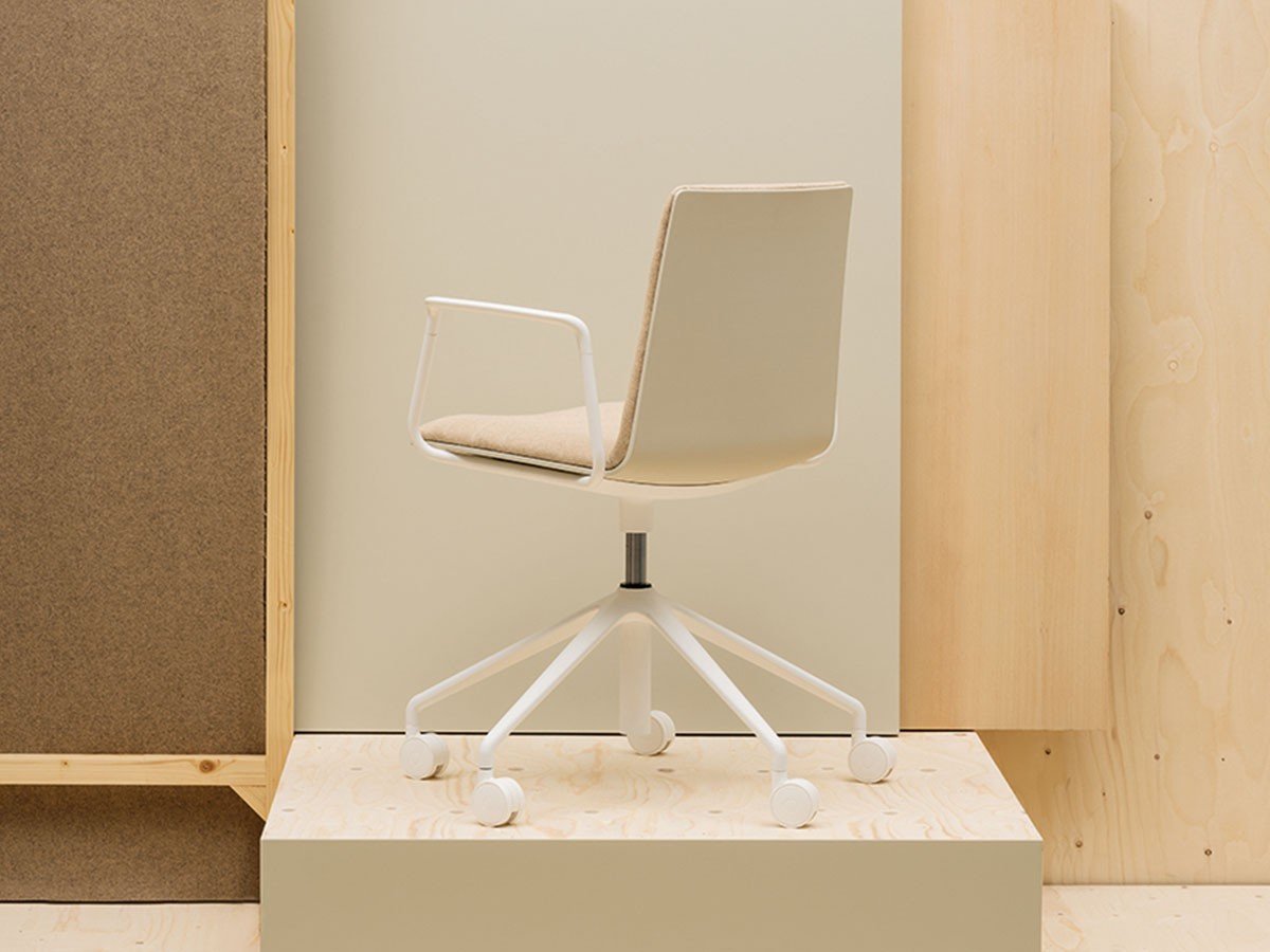 【アンドリュー ワールド/Andreu World / GOODS】のFlex High Back Armchair Fully Upholstered Shell / フレックス ハイバック SO1659 アームチェア キャスターベース アルミニウム製(フルパッド) インテリア・キッズ・メンズ・レディースファッション・服の通販 founy(ファニー) 　イタリア　Italy　クッション　Cushion　シンプル　Simple　デスク　Desk　フィット　Fit　モチーフ　Motif　ワーク　Work　送料無料　Free Shipping　おすすめ　Recommend　ホーム・キャンプ・アウトドア・お取り寄せ　Home,Garden,Outdoor,Camping Gear　家具・インテリア　Furniture　チェア・椅子　Chair　アームチェア　Armchair　ホーム・キャンプ・アウトドア・お取り寄せ　Home,Garden,Outdoor,Camping Gear　家具・インテリア　Furniture　チェア・椅子　Chair　オフィスチェア・デスクチェア　Office Chair/Desk Chair　参考商品|ID: prp329100003120848 ipo3291000000030197088