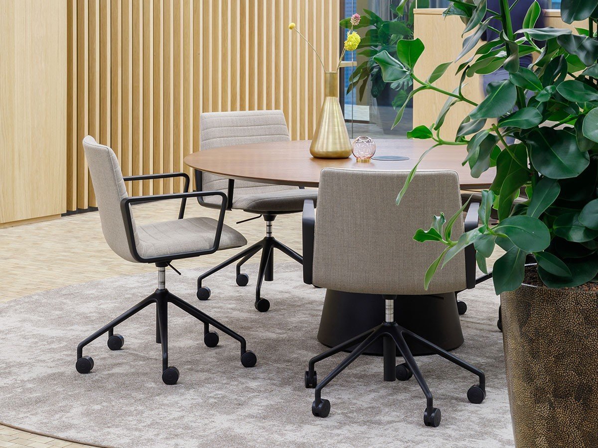 【アンドリュー ワールド/Andreu World / GOODS】のFlex Executive Low Back Armchair / フレックス エグゼクティブ SO1859 ローバックアームチェア キャスターベース アルミニウム製 人気、トレンドファッション・服の通販 founy(ファニー) 　イタリア　Italy　クッション　Cushion　シンプル　Simple　デスク　Desk　フィット　Fit　モチーフ　Motif　リラックス　Relax　送料無料　Free Shipping　ホーム・キャンプ・アウトドア・お取り寄せ　Home,Garden,Outdoor,Camping Gear　家具・インテリア　Furniture　チェア・椅子　Chair　アームチェア　Armchair　ホーム・キャンプ・アウトドア・お取り寄せ　Home,Garden,Outdoor,Camping Gear　家具・インテリア　Furniture　チェア・椅子　Chair　オフィスチェア・デスクチェア　Office Chair/Desk Chair　other-3|ID: prp329100003120886 ipo3291000000031495072